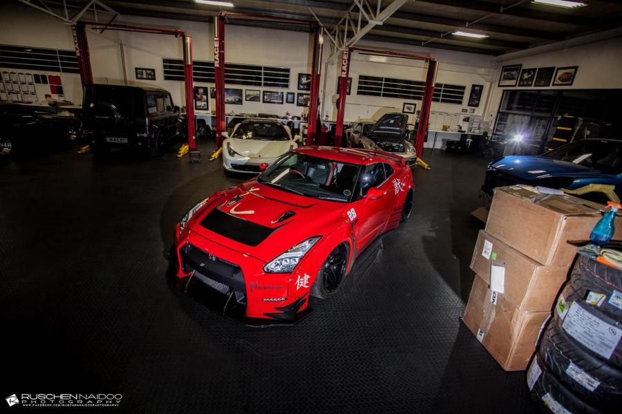  Nissan GT-R by Liberty Walk and RACE! 2018 года  (фото 4 из 11)
